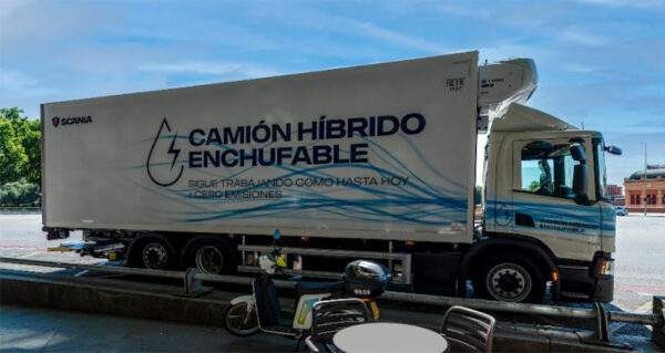 Camino a la electrificación Scania ya prueba el primer camión híbrido